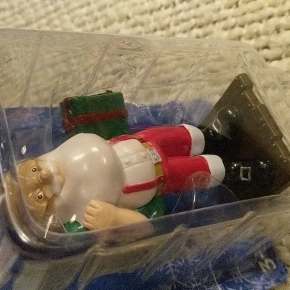 "the Elf on the Shelf" Holiday Santa Figurine - Picture 4 of 9